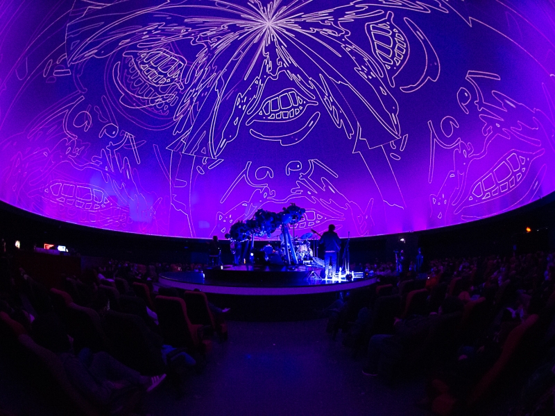 Proyección en morado en el domo del Planetario de Bogotá. 