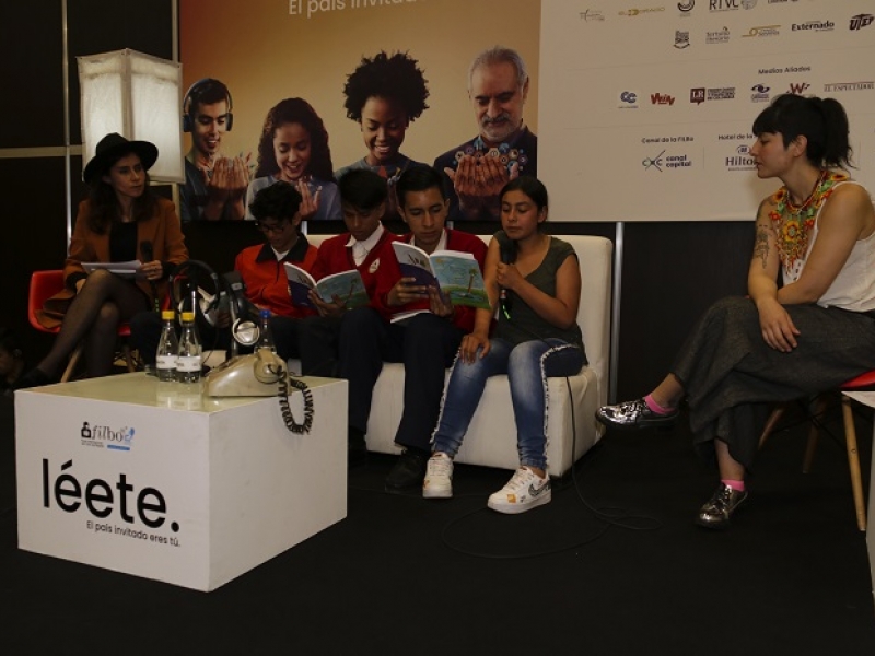 Jóvenes del Programa Crea en un evento de la FILBO
