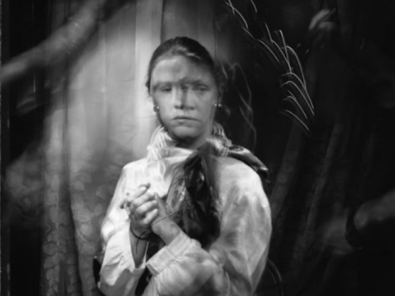 Foto en blanco y negro de una niña