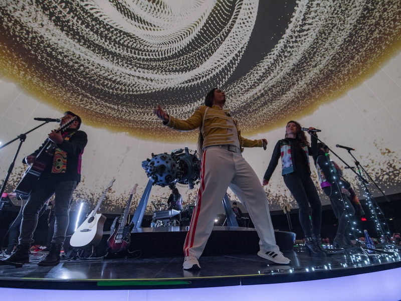 Banda tocando en la tarima del domo