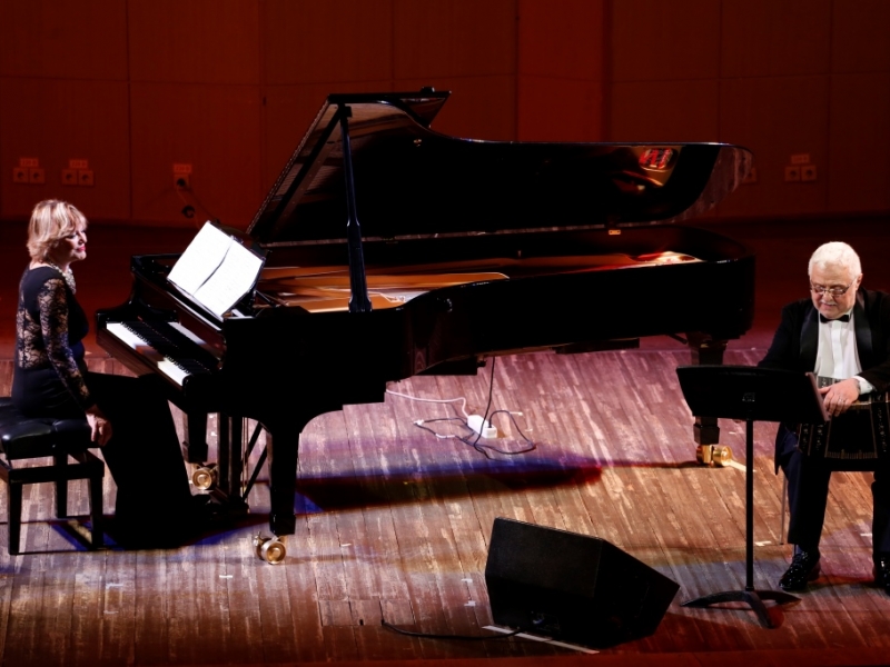 Daniel Binelli y Polly Ferman en un escenario tocando el piano
