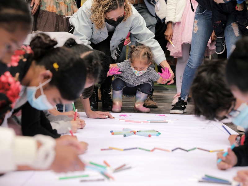 Niños y niñas participando en actividad artística