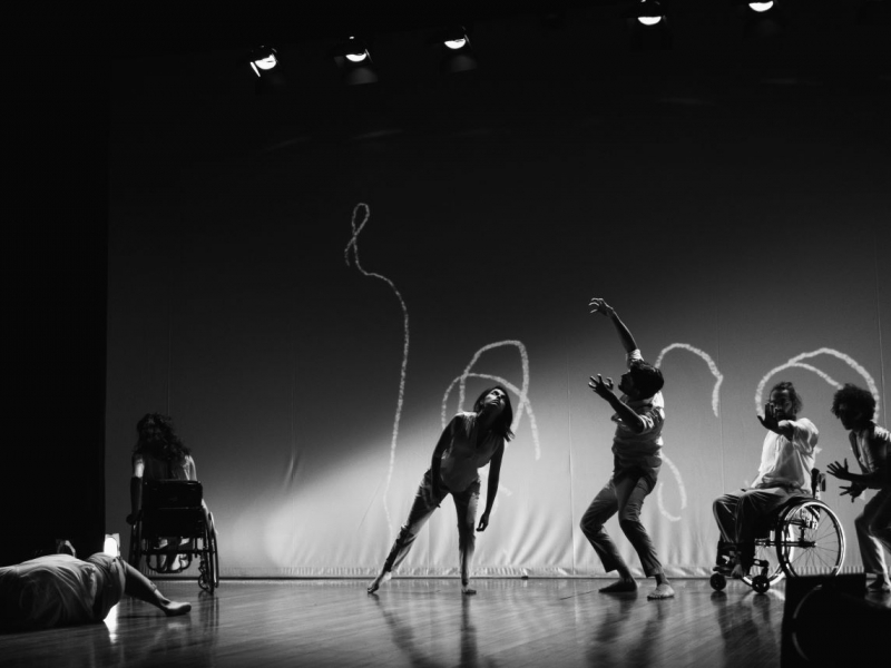 hombres y mujeres en una presentación de danza contemporánea