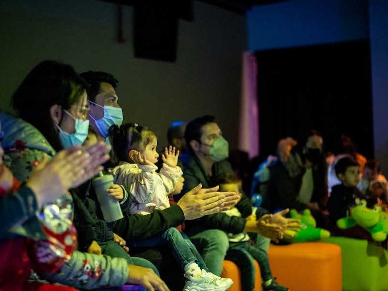 niños y padres en la Sala Infantil de Planetario de Bogotá