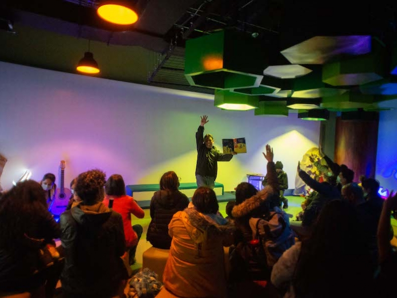 Astrobebés en la sala infantil del Planetario. 