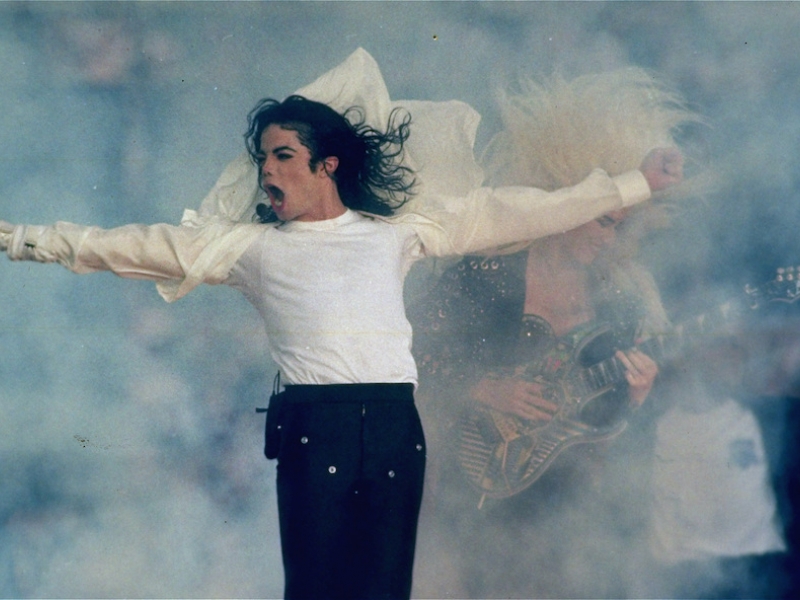 Michael Jackson en fondo de humo azul. 