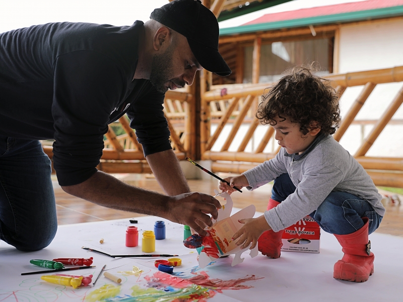 Papá jugando con bebé en primera infancia