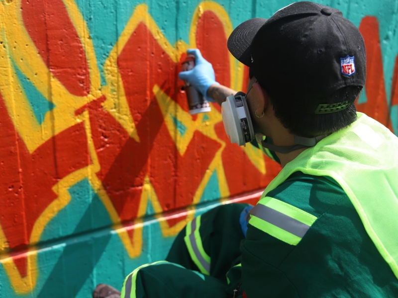 Hombre haciendo dibujo en pared