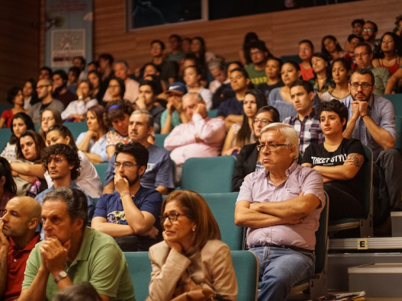 Personas en un auditorio. 