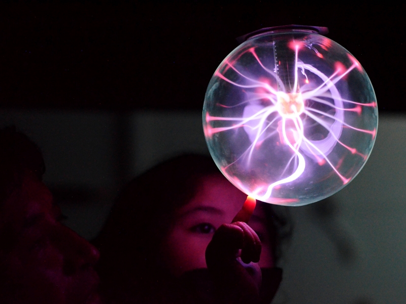 Niño en primera infancia jugando con bola de luz