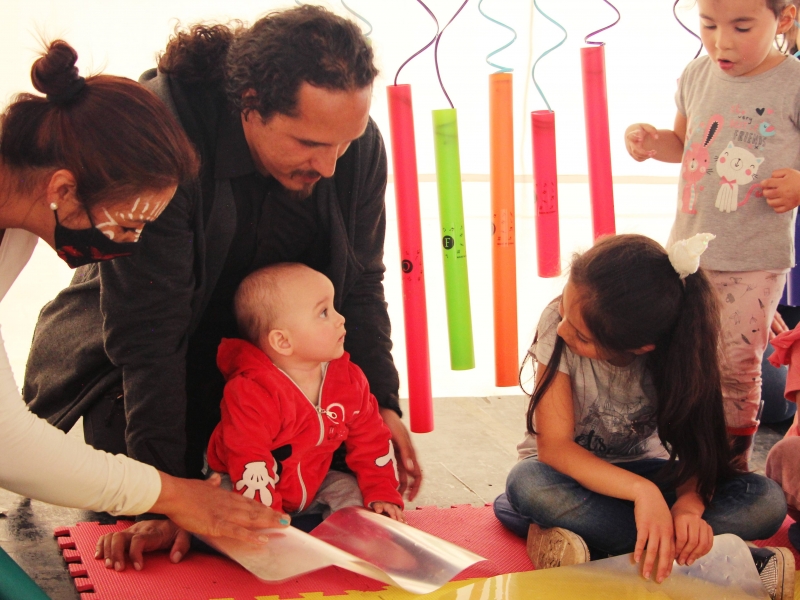 Padres jugando con niños