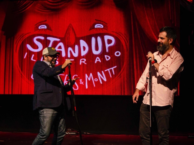 Dos hombres hablando en el escenario