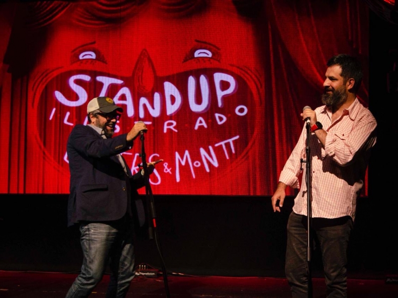 Dos hombres hablando en el escenario