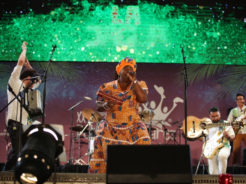 La Jagua en tarima - mujer interpretando durante el Petronio. 