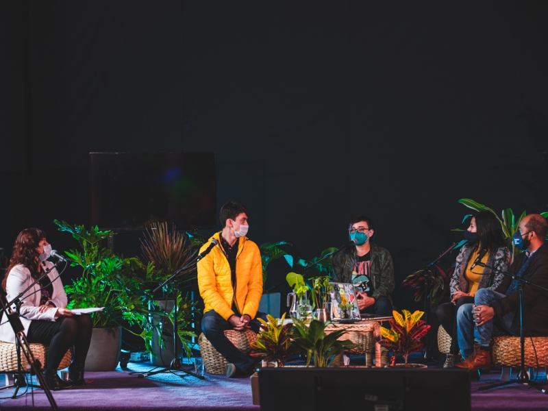 Cuatro personas sobre la tarima de la Sala Gaitán con plantas. 