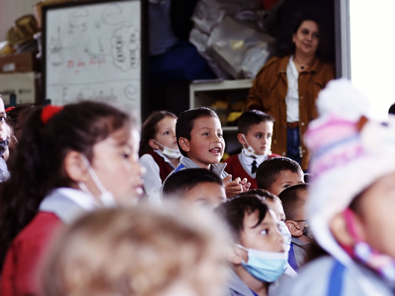 Niños en primera infancia disfrutando de presentación especial del Programa Nidos.