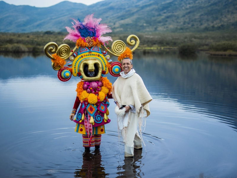 Héctor Buitrago en un lago. 