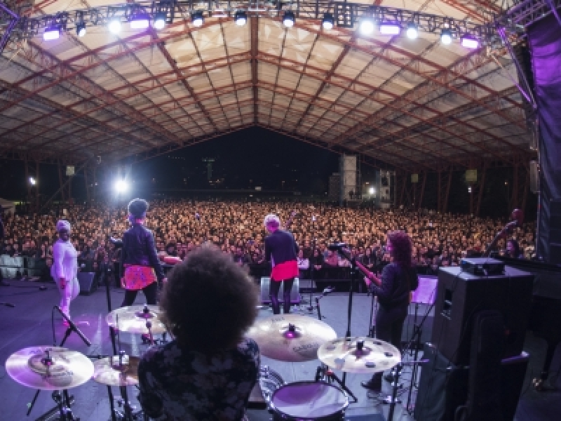 Foto de tarima desde el escenario donde se ve al público asistente a un evento artístico