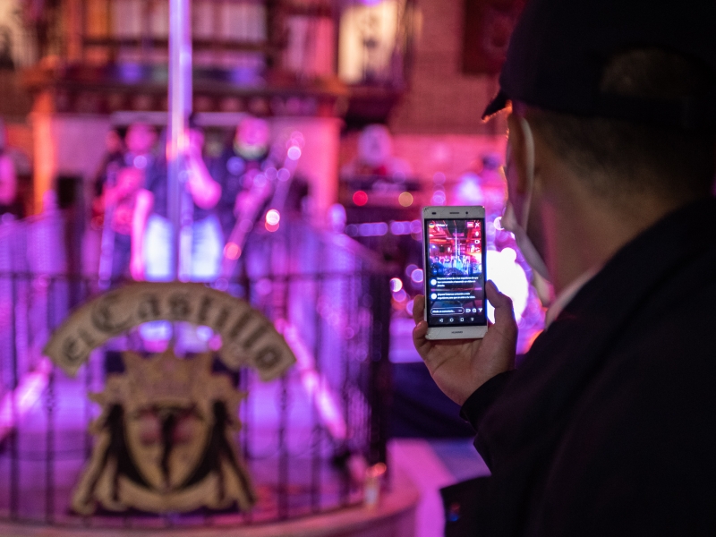 Hombre con un celular en la mano de noche 