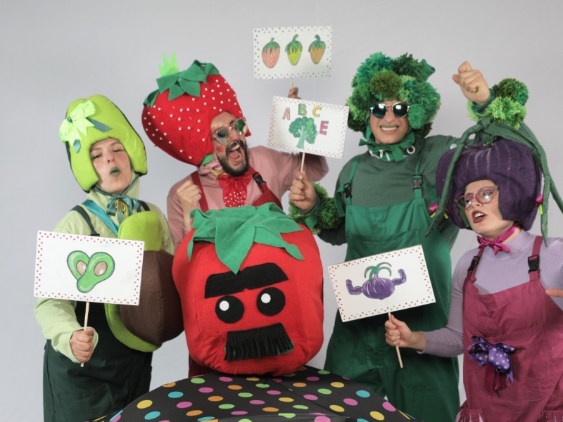 Actores con trajes de frutas y verduras