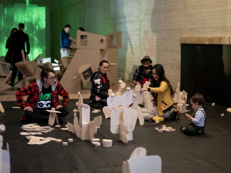 Sala de exposición, familias jugando