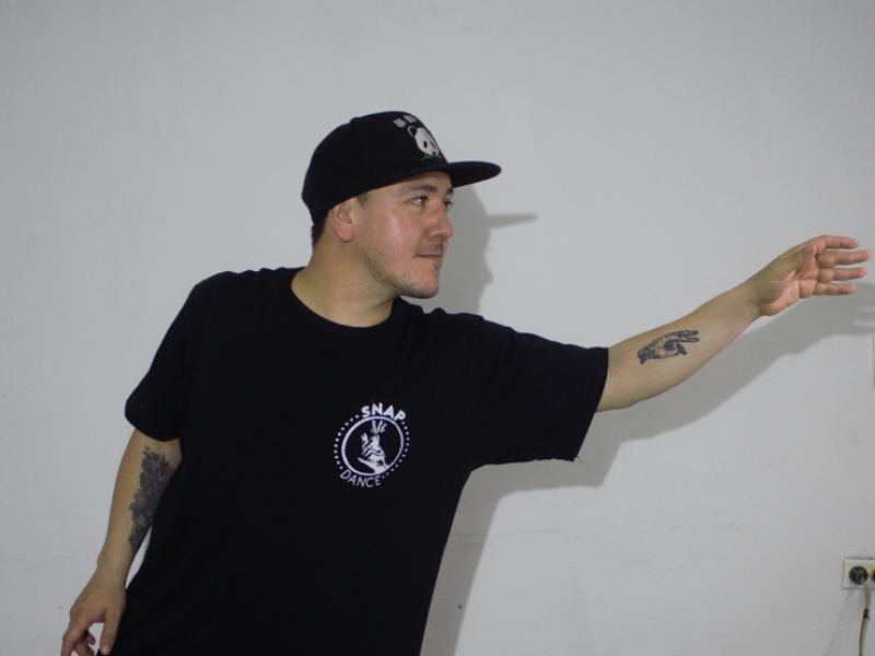 Hombre practicando danza urbana