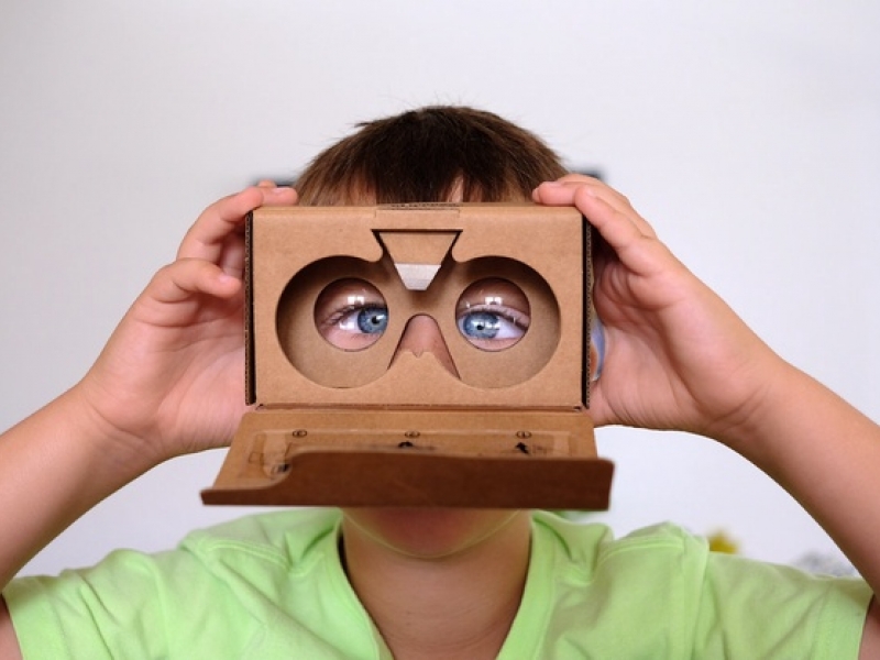 Niño con unas gafas 3D elaboradas en cartón