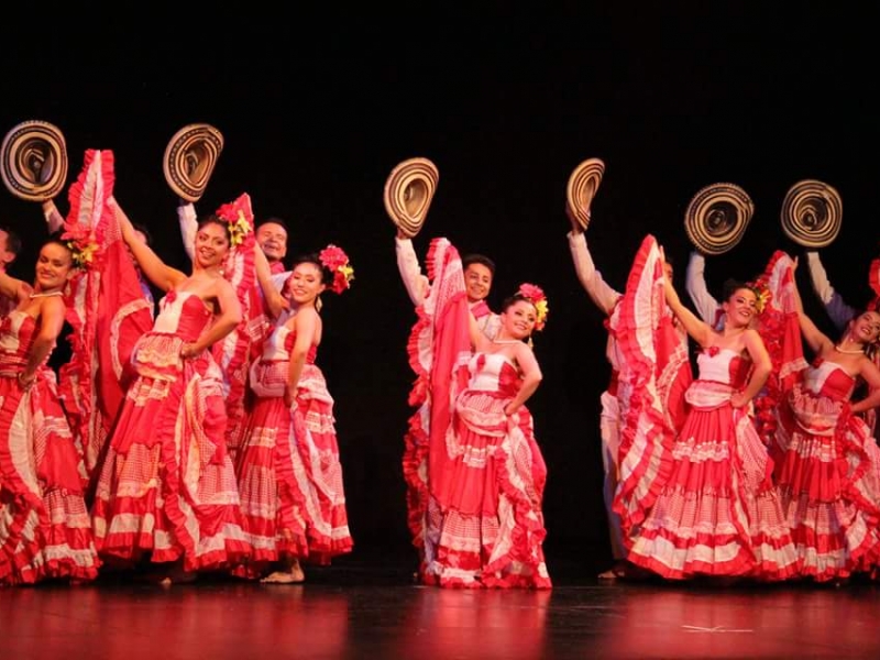 Personas bailando en escenario