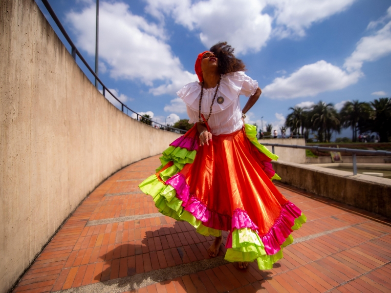 Bailarina en espacio de ciudad bailando