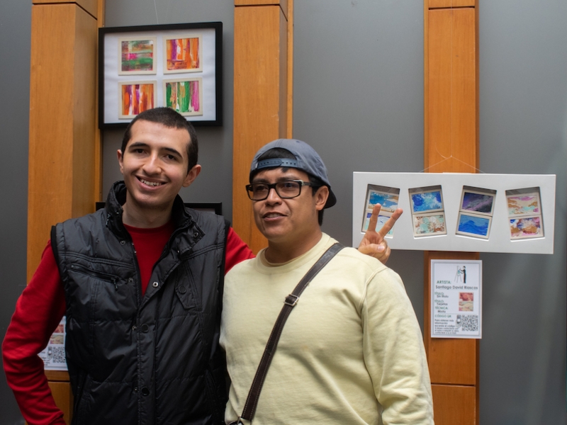 Dos personas frente a una instalación artística en el Planetario. 