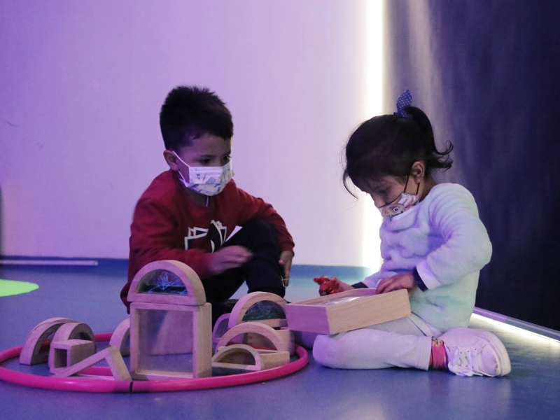 Niños jugando con bloques de madera 