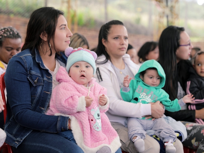 Mamás con bebés en evento cultural