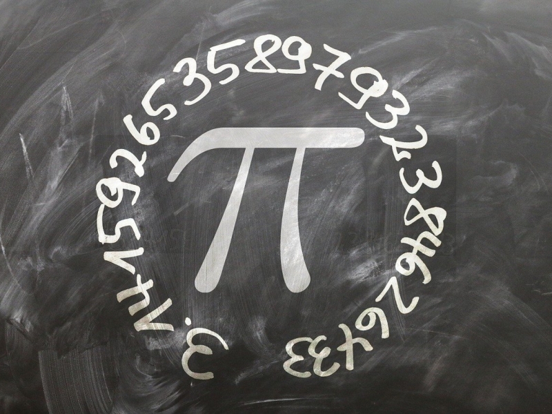Dibujo del símbolo Pi con los números alrededor de él en un tablero. 