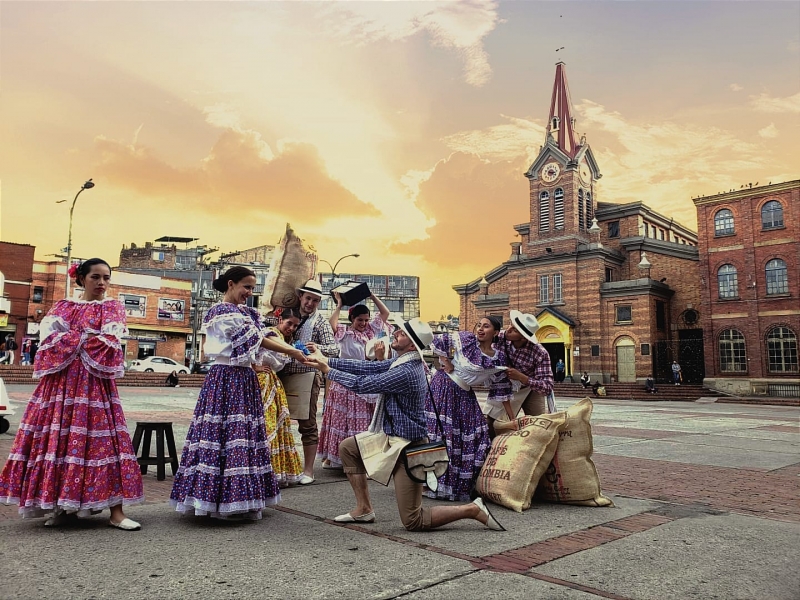 Bailarines de la agrupación Jera Danza