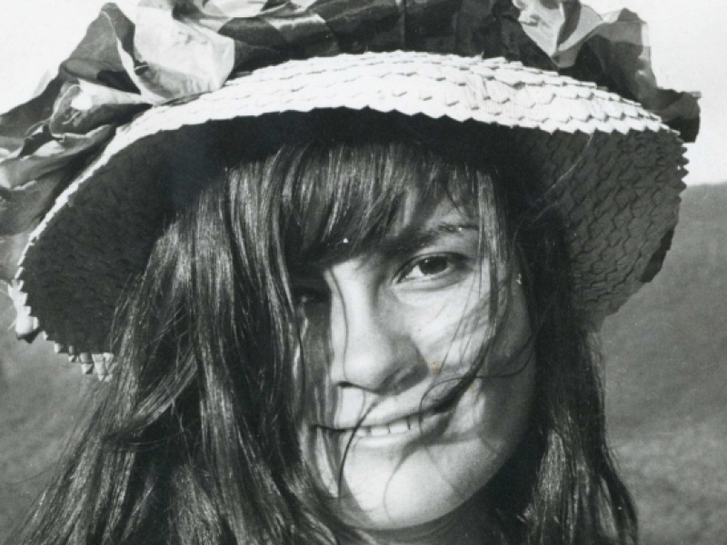 foto a blanco y negro de una mujer joven con sombrero