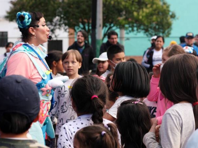 Artista entre niños en el parque