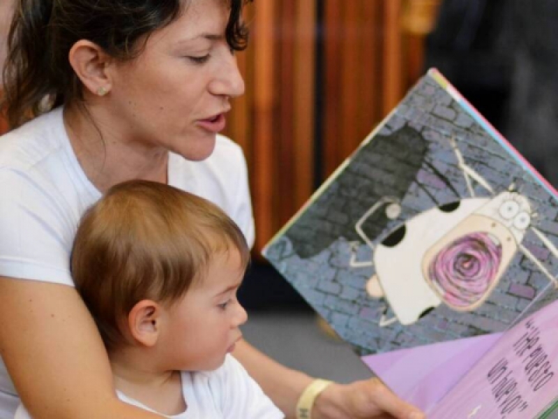 Mamá y bebé leyendo