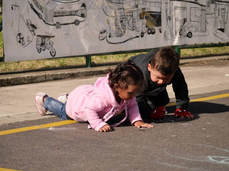 Niña y niño en actividad al aire libre