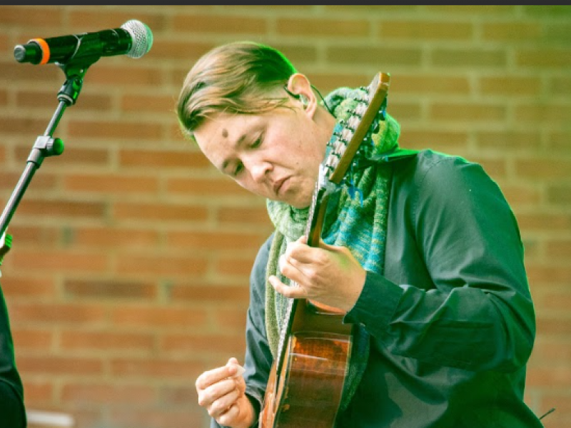 guitarrista acústico de los Carrangomelos 