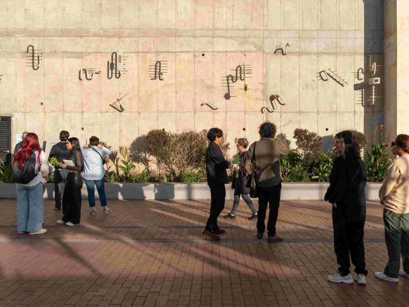 Esculturas en fachada de la Galería Santa Fe