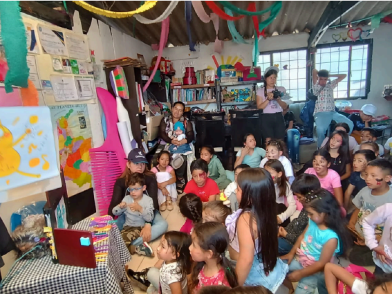personajes interactuando con niños 