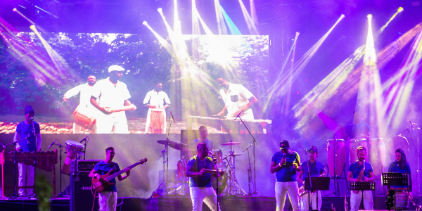 Musicos y luces en el escenario durante el Festival Colombia al Parque 