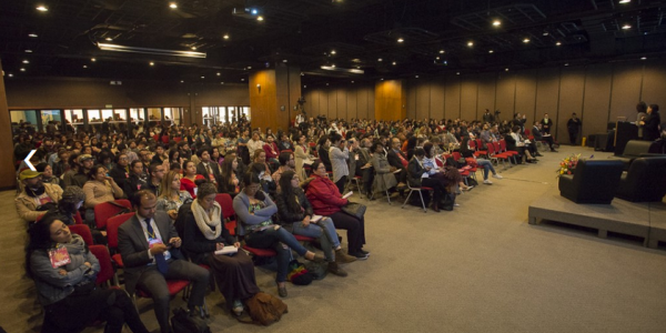 Personas participamdo de una conferencia en un salón de la Biblioteca Luis Ángel Arango