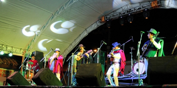 Grupo musical indígena en tarima