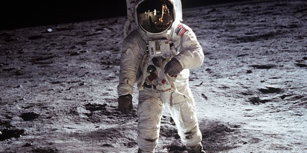 Foto NASA de astronauta en la Luna - Wikimedia Commons