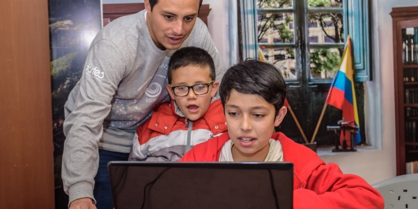 Niños interaqctuando con un computador
