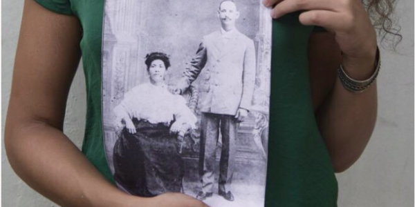 Mujer sostiene foto blanco y negro