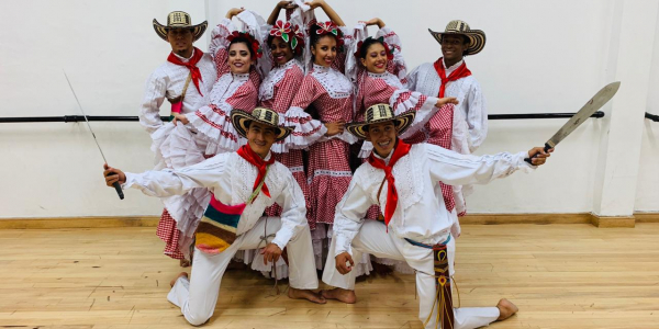 Ballet Nacional de Colombia - Grupo de Bailarines con trajes representativos colombianos