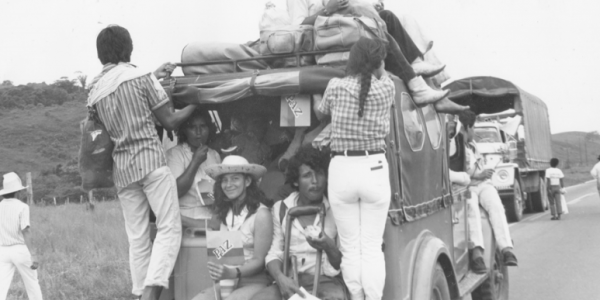 Fotografía para la producción de La ley del monte (Castaño y Trujillo, 1989). Marcha de colonos para reclamar tierras, ca. 1988.