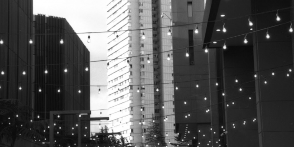 foto de edificios a blanco y negro 